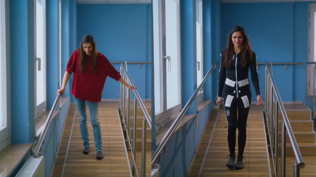 Mulher caminhando antes e depois do uso da Exopulse Mollii Suit para reabilitação neurológica