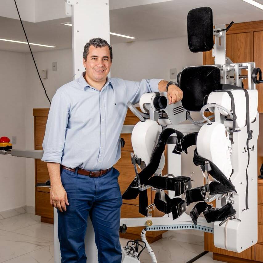 Dr. Thiago Ribeiro Pires

Com quase duas décadas de experiência em reabilitação neurológica e uma atuação pioneira na integração entre ciência, tecnologia e cuidado humano, o Dr. Thiago Ribeiro Pires é hoje um dos principais nomes da fisioterapia avançada no Brasil. Formado pela PUC-GO em Fisioterapia, construiu sua carreira focado na recuperação funcional de pacientes com lesões neurológicas complexas, como AVC, paralisia cerebral, esclerose múltipla e lesão medular.